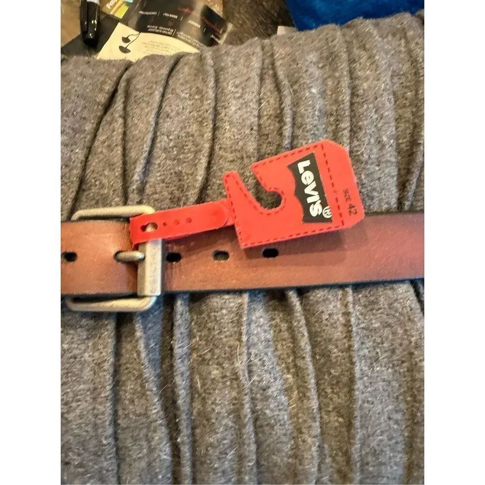 Levi’s Rustic Brown Leather Silver Buckle Belt sz 42 NWT